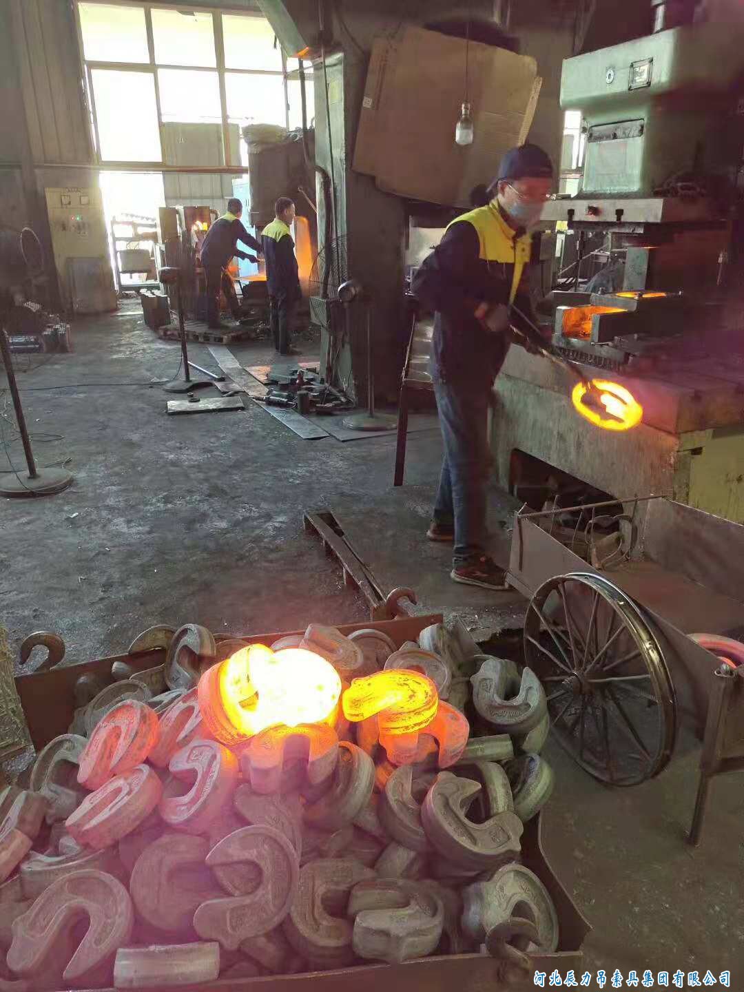 辰力鋼板鉗鍛造圖片